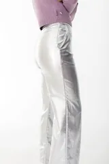 Pantalón recto de tiro medio, corte wide leg y acabado metalizado color fucsia.