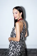 Top blanco con estampado floral negro, corte sencillo, escote abullonado, tiras finas y espalda abierta.