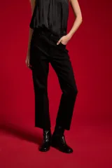 Pantalón jean negro de tiro alto y corte recto, con bolsillos clásicos y cierre frontal de botón y cremallera.