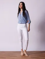 Jegging blanco de algodón, marca Sound Style. Diseño skinny de tiro alto, con bolsillos simulados en la parte delantera y bolsillos aplicados en la parte trasera.