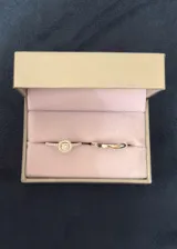 Set de dos anillos de plata 925. Incluye un anillo estilo Lady Di con piedra central de zirconia rodeada de pequeñas piedras brillantes y una alianza lisa tipo bombé de 3mm.