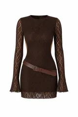Vestido corto de encaje color marrón, con mangas largas acampanadas, cuello redondo y aberturas laterales. Incluye un cinturón de cuero sintético a tono con hebilla metálica.