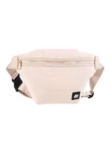 Riñonera color beige con diseño acolchado y logo de la marca en la parte inferior.