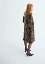 Abrigo largo de corte recto con estampado de leopardo, cuello camisero, cierre frontal con botones y bolsillos laterales. Cuenta con forro interior y manga larga.