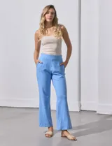 Pantalón celeste de tejido soft, corte wide leg y pretina ancha elastizada.