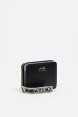 Billetera compacta de cuero vacuno negro con estructura rígida, cierre de cremallera y asa de mano de tejido logotipado. Incluye logo metálico dorado en el frente y detalles en color celeste en los bordes.
