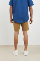 Bermuda de gabardina color tostado, con corte recto, bolsillos laterales y cierre frontal con botón.