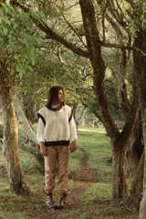 Pantalón de gabardina color camel, de corte recto, con bolsillos laterales y traseros.