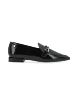 Mocasines de cuero charolado negro con punta fina, taco bajo y detalle de cadena metálica en el empeine.