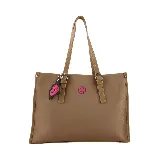Cartera mediana tipo shopper color marrón, con doble asa de hombro y cierre superior. Incluye un dije colgante con forma de labios y logo de la marca en color fucsia.