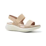 Sandalias bajas color beige con dos tiras anchas en el empeine y tira trasera ajustable. Plataforma blanca con diseño ondulado.