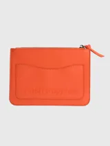 Cartera tipo bandolera Hush Puppies en color verde oliva, con solapa frontal y logo metálico de la marca. Cuenta con una correa ajustable de diseño bicolor con detalles de la marca.