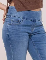 Pantalón capri de denim azul con cintura tipo faja elastizada, bolsillos frontales y traseros, y ajuste entallado por debajo de la rodilla.