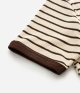 Blusa baby look de rib con rayas horizontales beige y marrón, cuello redondo y puños en color marrón contrastante.