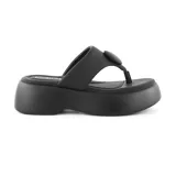 Sandalias negras de plataforma con tira ancha sobre el empeine y detalle de botón redondo.