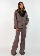 Pantalon de jean negro de corte wide leg, con tiro alto, cierre frontal con botón y bolsillos laterales.