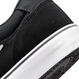 Championes Nike SB Chron 2, color negro con logo lateral en blanco y suela de goma blanca. Diseño de perfil bajo con construcción duradera.