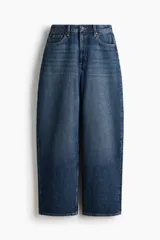 Jeans de denim de algodón rígido, con diseño curvy fit de tiro alto y cinco bolsillos. Presentan pernera recta con ajuste holgado desde la cadera hasta el muslo, y corte baggy hasta el dobladillo.