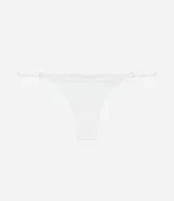 Conjunto de lencería blanco de encaje floral, compuesto por un corpiño tipo bralette con tirantes finos y una bombacha colaless con tiras laterales ajustables.