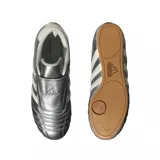 Championes Adidas Taekwondo plateados con detalles en blanco y suela de goma color caramelo.