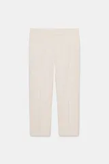 Pantalón de tiro alto con corte recto, bolsillos laterales y cierre frontal con cremallera y ganchos metálicos.