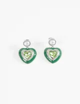 Aros colgantes con forma de corazón verde esmeralda, borde plateado con strass y clip superior con perla blanca.