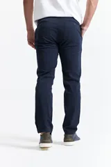 Pantalón chino de hombre color azul marino, confeccionado en gabardina con fit regular. Cuenta con bolsillos, cremallera y logo bordado.