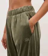 Pantalón tipo jogger de plush, con cintura elástica, bolsillos laterales y puños ajustados en los tobillos.