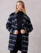 Tapado símil mohair, marca Dictionary, con estampado a cuadros en negro y azul. Tiene cuello con solapa, cierre frontal con botones y bolsillos delanteros. Incluye forro interno a tono.