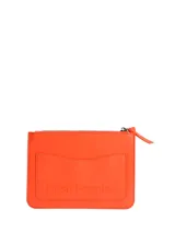 Cartera tipo bandolera Hush Puppies en color verde oliva, con solapa frontal, cierre principal y correa ajustable con detalle de marca.