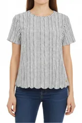 Blusa blanca con estampado floral negro, de corte recto y manga corta.