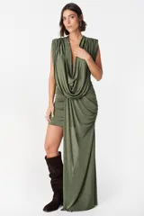 Vestido corto de diseño asimétrico en color verde oliva, con escote profundo en V, drapeado frontal y una caída lateral larga que llega hasta el suelo. Sin mangas y con ajuste entallado en la falda.