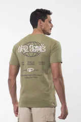 Remera blanca de manga corta y cuello redondo, con pequeño estampado frontal de la marca Ufo.