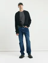 Pantalon jean de corte recto clásico con diseño de cinco bolsillos, confeccionado en algodón.