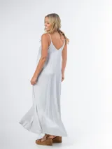 Vestido largo gris de breteles finos y escote en V, confeccionado en tela nacarada.