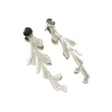 Par de aros colgantes plateados con diseño floral estilizado y detalle de piedra negra en la parte superior.