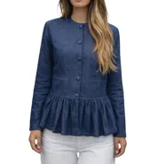 Chaqueta de denim azul con cuello estilo mao, cierre frontal con botones forrados y detalle de volados en la cintura. Cuenta con bolsillos aplicados en el frente y mangas largas.