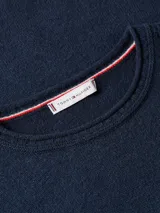 Sweater de punto de lana con cuello redondo, manga larga y corte regular. Presenta un diseño liso en color azul marino con el logo de la marca bordado en el pecho.