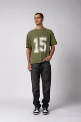 Pantalón de jean de corte recto en color celeste claro, con diseño clásico de cinco bolsillos y costuras reforzadas.