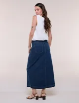 Falda maxi de denim azul, de tiro alto con pretina anatómica, pasacintos, cierre frontal con cremallera y botón metálico. Cuenta con diseño de cinco bolsillos, costura vertical central y corte recto de caída fluida al tobillo.