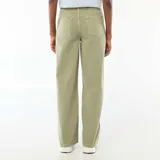 Jean wide leg de tiro alto color verde militar, con diseño de pernera ancha y bolsillos clásicos.