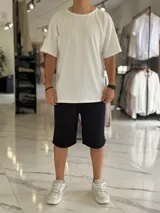 Bermuda deportiva de corte baggy y estilo jogging, en color beige, con bolsillos laterales y cintura elástica.
