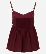 Blusa tipo bata color bordó, confeccionada en crepé, con breteles finos ajustables, busto fruncido y detalle de volado vertical en el frente. Posee espalda con lastex para un mejor ajuste.