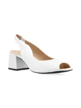 Sandalia de taco cuadrado medio, diseño tipo slingback con talón descubierto y puntera abierta. Presenta una tira elástica en el talón para mayor ajuste y comodidad.