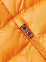 Campera acolchada naranja de poliéster reciclado, repelente al agua, con capucha extraíble, cierre frontal con cremallera, dos bolsillos laterales con cremallera y logo de Tommy Hilfiger bordado en el pecho.