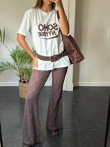 Pantalón de encaje blanco con short interno y corte en la rodilla.