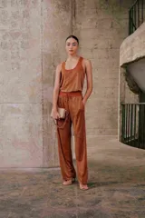 Musculosa de lurex color cobre, de cuello redondo y sin mangas.