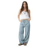 Pantalón holgado de corte ancho y tiro medio, con estampado a rayas verticales celestes y blancas. Cuenta con cintura elástica con cordón ajustable y bolsillos laterales.