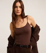Musculosa básica Cortelle en color beige, con escote redondo y tirantes finos, confeccionada en poliamida con elastano.