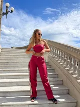 Pantalón rojo de cuero sintético con flecos largos en los laterales.